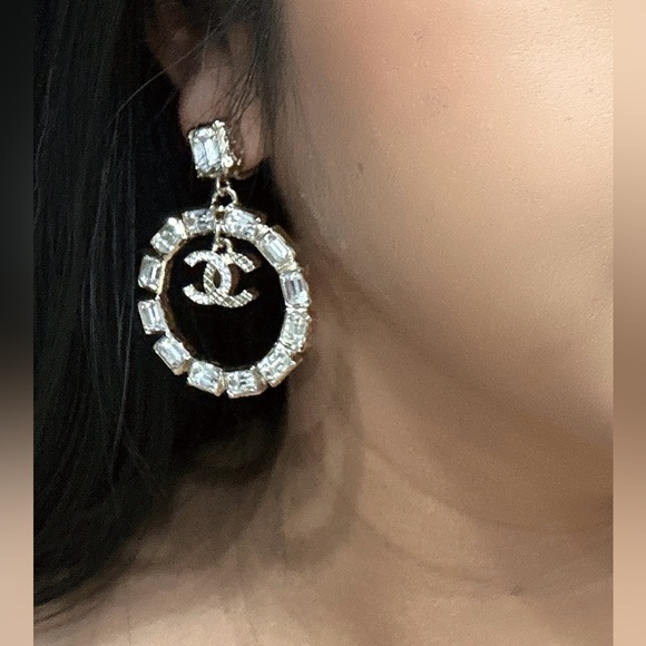 CHANEL 23K CLIP ON STATEMENT CC CRYSTAL EARRINGS - Picture 7 of 8